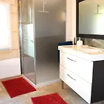 D Spacieuse Avec Cour Gard Bed and breakfast