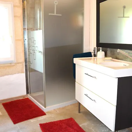 D Spacieuse Avec Cour Gard Bed & Breakfast