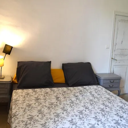 D Spacieuse Avec Cour Gard Bed and breakfast